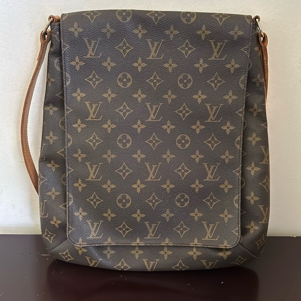 Louis Vuitton bag. Good condition. Comes with COA! - Picture 1 of 13